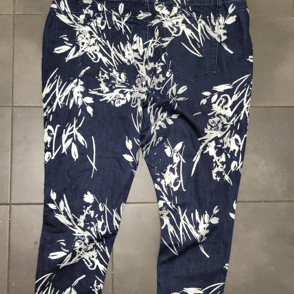 Avenue Women's Straight Leg Jeans - Blue and White Floral